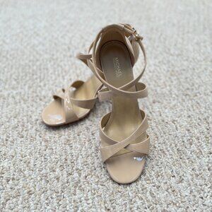 MICHAEL KORS Kinsley Faux Patent Leather Sandal‎ Size 9M Beige Strap